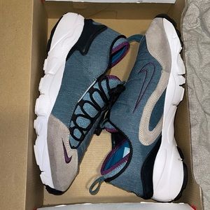 NIKE FOOTSCAPE UK BLUE SIZE 10.5 (never dropped here in the US)